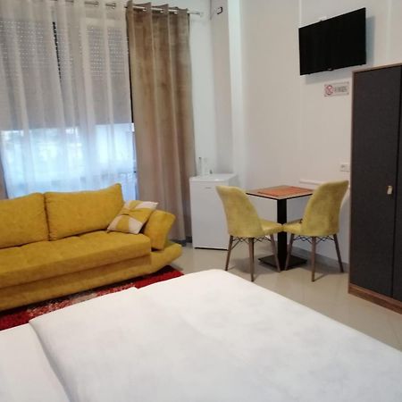 Isabel Rooms Tirana Quarto foto