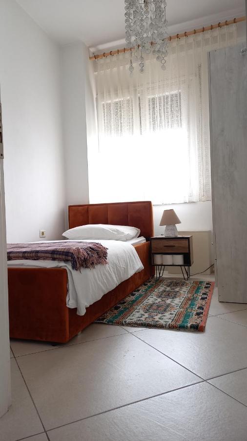 Isabel Rooms Tirana Quarto foto