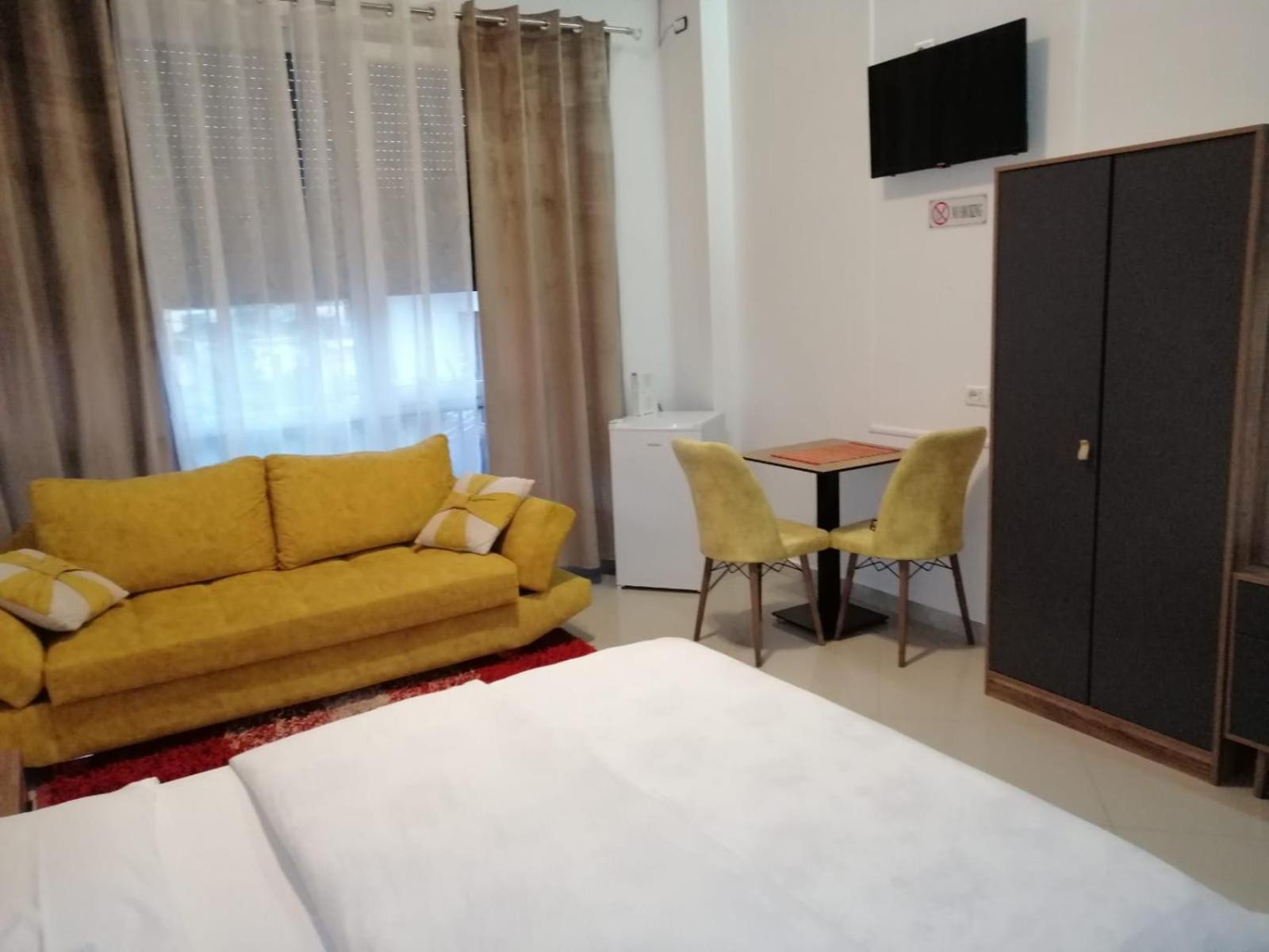 Isabel Rooms Tirana Quarto foto